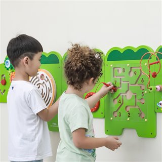 Wall game - big crocodile